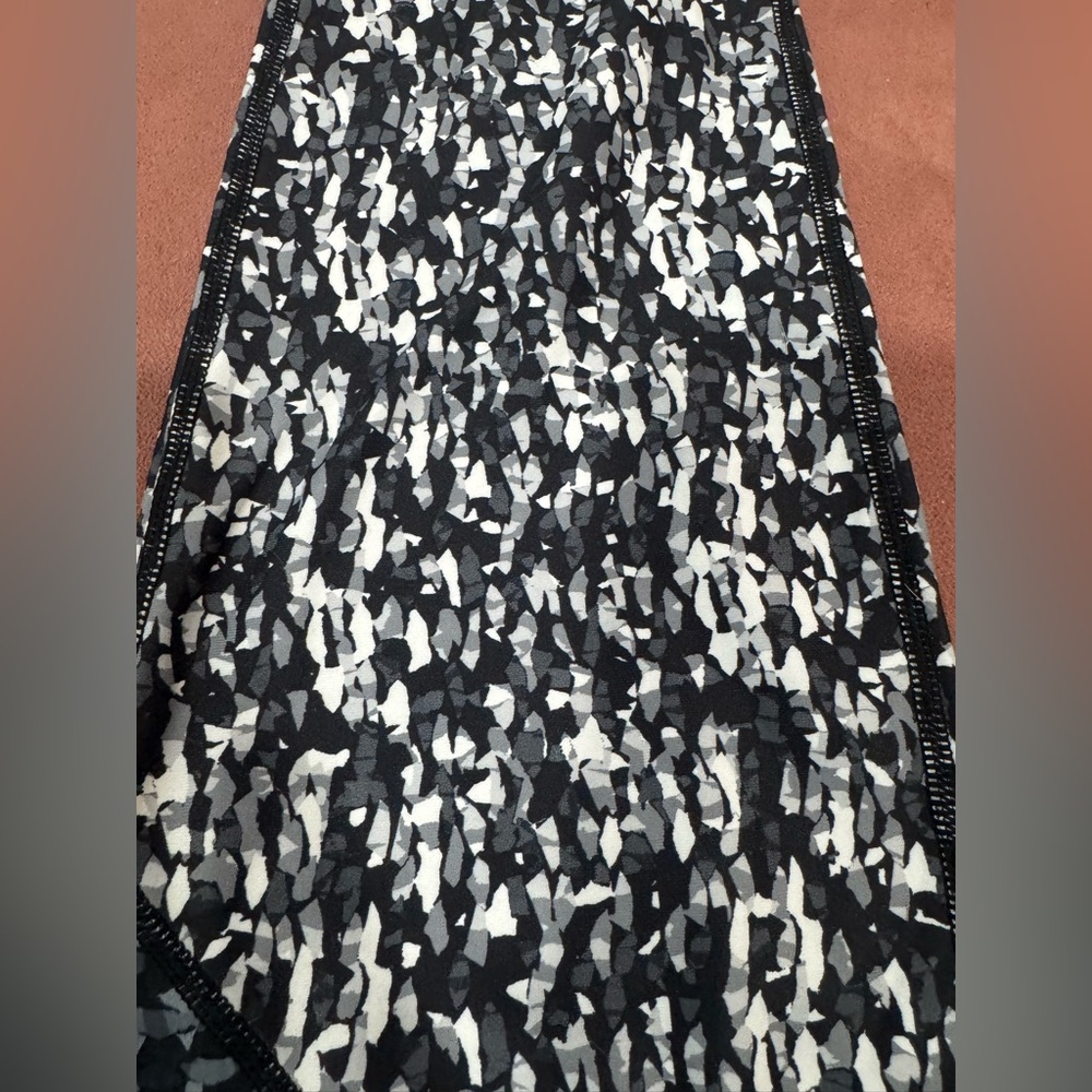 Fabletics powerhold Black and White Women's Leggings - Picture 5 of 7